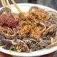 来北京逛了一趟王府井小吃街，肉串、爆肚加烤羊腿，吃得嗨翻天了