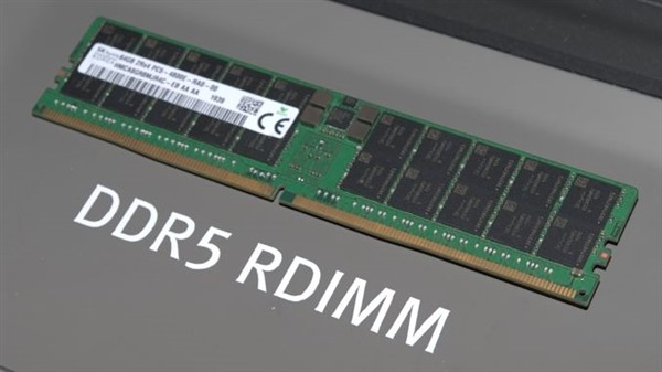 早先展示的服务器型DDR5 RDIMM内存条的原型