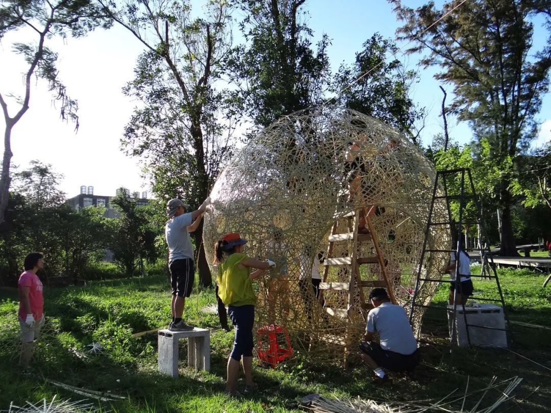 他用手编出一栋房子，23岁就在国际上名声大噪