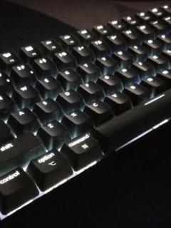 京造K2键盘，那一点骚红，是夜里最美的光