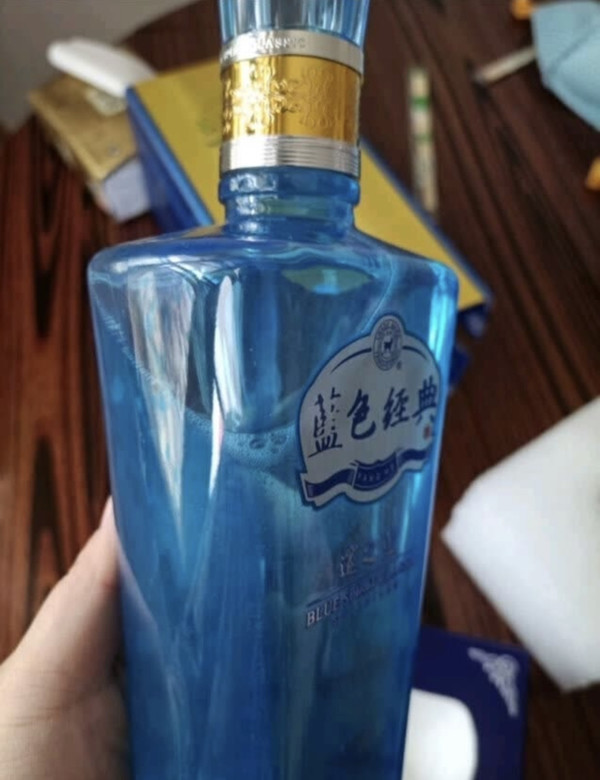 蓝色瓶身的白酒图片