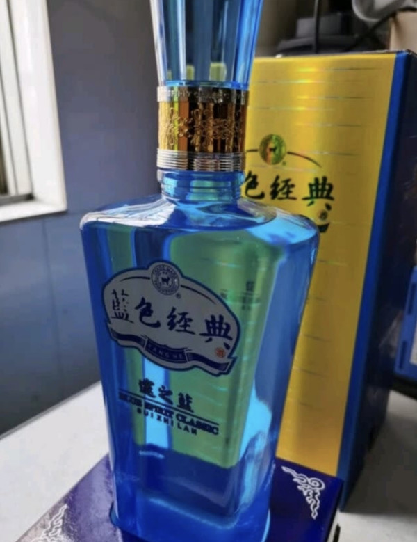 蓝色瓶子的酱香型白酒图片