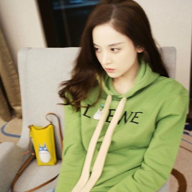 娜扎美貌营业！快来Get同款联名包袋