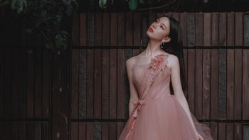 ​陈瑶身着藕粉花朵连衣裙亮相活动现场，粉色缎面落花从胸前随裙摆飘逸，甜美气质一览无余。