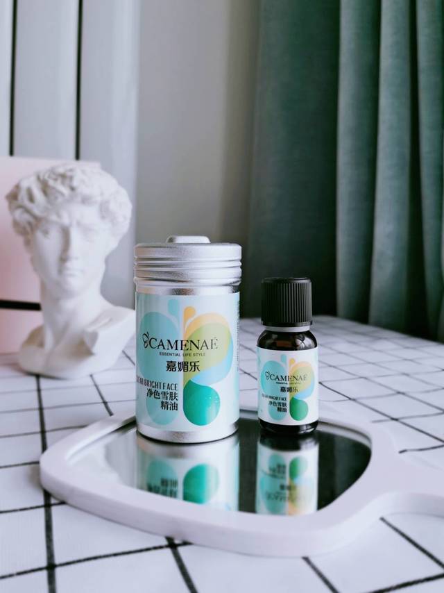 在冬天的大雪纷飞里安心变白