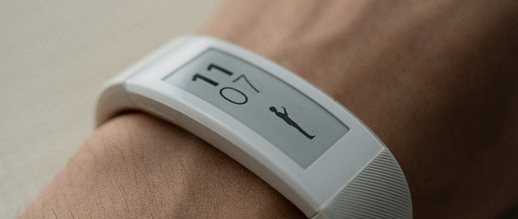 讲一讲索尼的墨水屏智能手环swr30