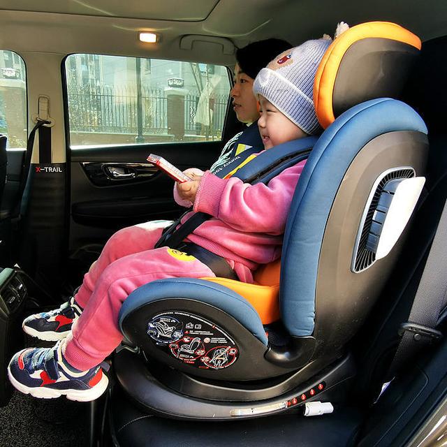 两只兔子宝宝安全椅评测，支撑腿安装360度旋转，搭载智能系统