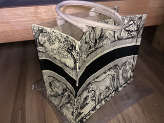 纯手绘秒变Dior booktote