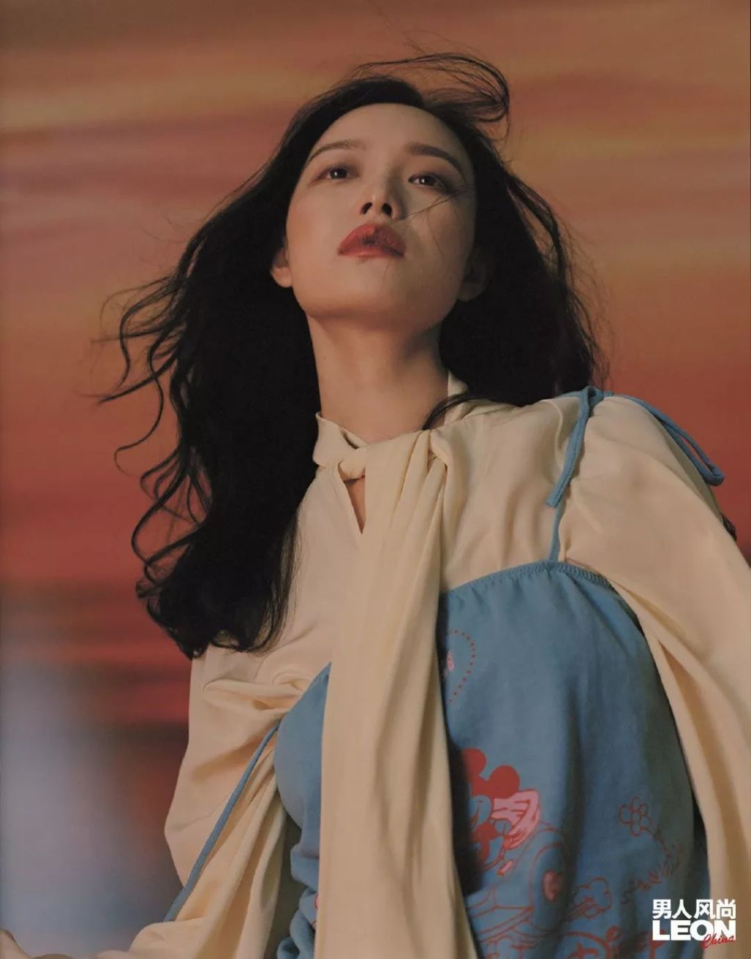 中带着几分性感气息~呈现出特别女人的一面也能在摄影师罗洋的细腻