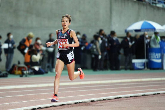 一山麻绪大阪女子马拉松夺冠：5KM×8组魔鬼训练，男子化力量型跑姿