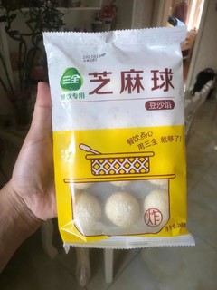 春节美食呀 好吃的芝麻球