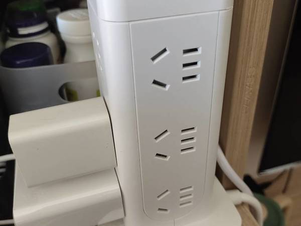 拯救杂乱桌面：立式插座12孔带USB接口