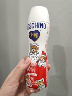 moschino合作的限量版纯甄