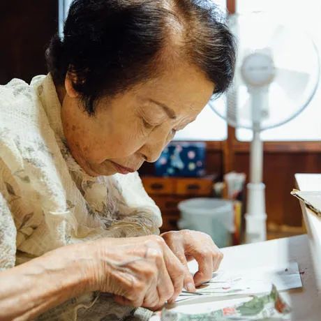 日本90岁奶奶爱上“撕报纸”，吸粉数万：废报纸还能拼贴成画，好看又好吃