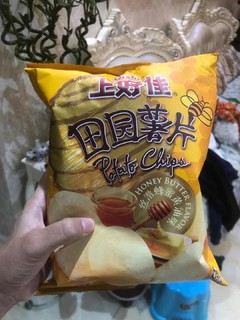 春节买的小零食 好吃的薯片呀