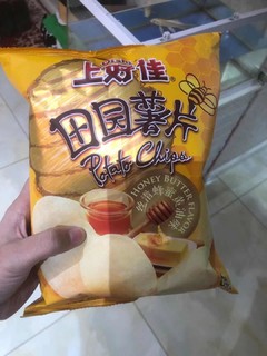 春节买的小零食 好吃的薯片呀