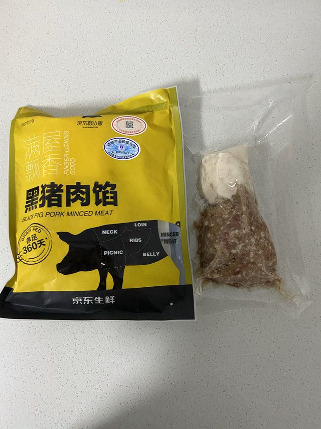 过年包饺子的黑猪肉