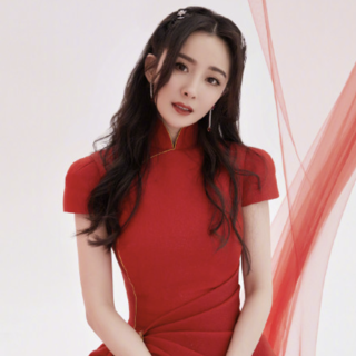 2021央视春晚种草记：杨幂的GUO PEI、张小斐的DEVIL BEAUTY、迪丽热巴的LE FAME