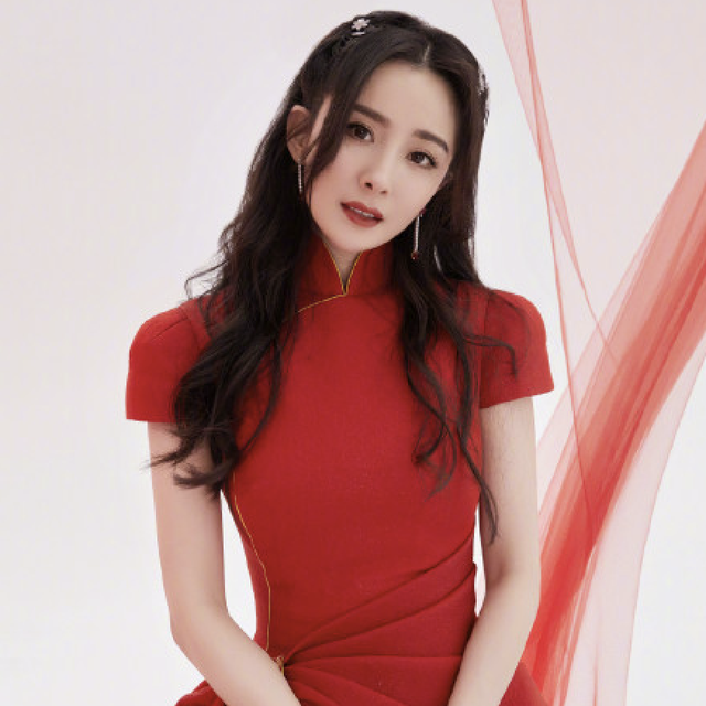 2021央视春晚种草记：杨幂的GUO PEI、张小斐的DEVIL BEAUTY、迪丽热巴的LE FAME 贾玲的扫福毛衣