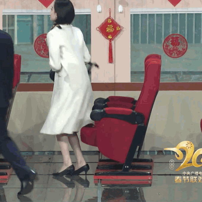 春晚李思思的腰、倪妮的腿再上热搜,台前的惊艳四座是背后看不见的自律!