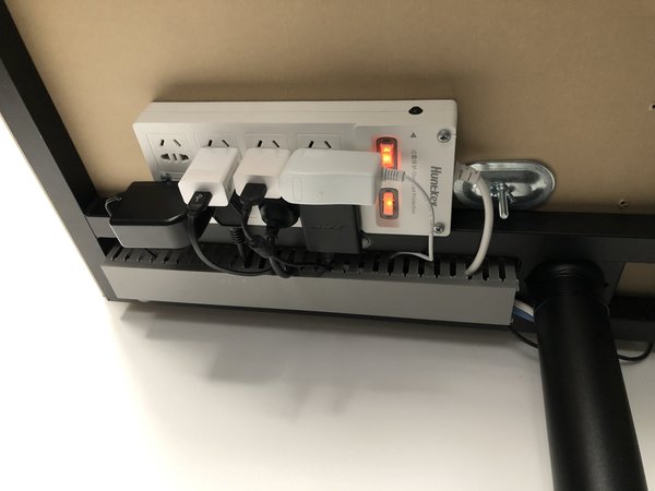 最清爽的电脑桌理线方案