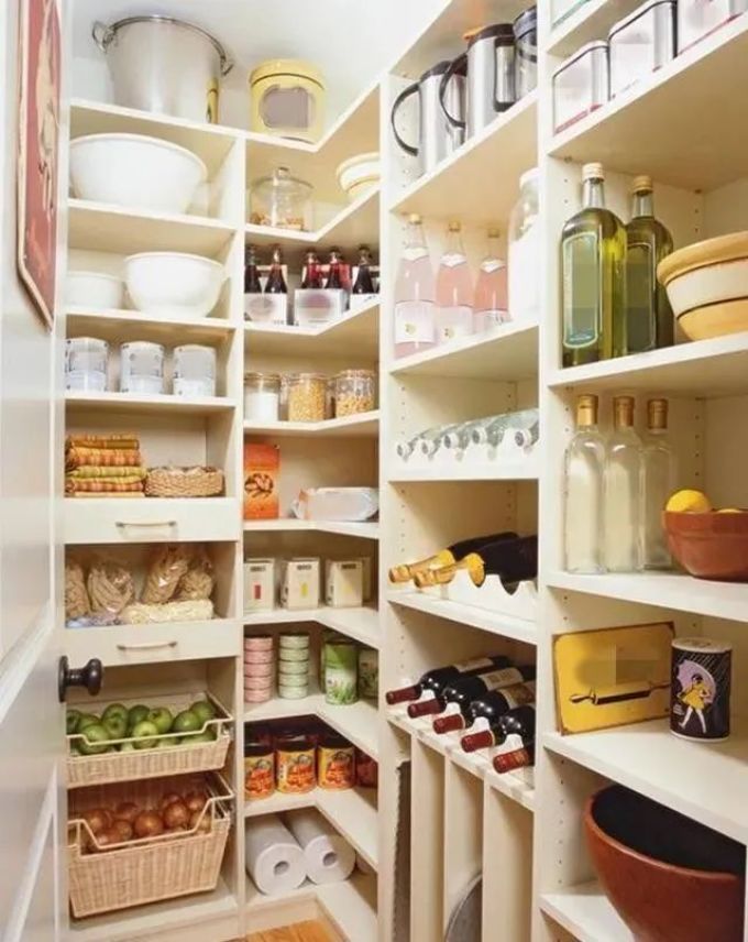 日本厨房从不装吊柜而是用1㎡步入式储藏室代替归纳整齐省心