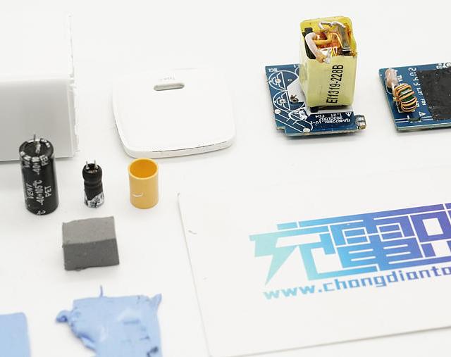 拆解报告：comma 20W迷你PD快充充电器