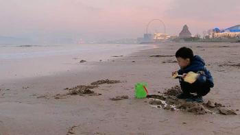 普通人家养孩子 篇十二：海边孤独的挖沙人，如此美景与你相伴，沉浸在自己的快乐中 