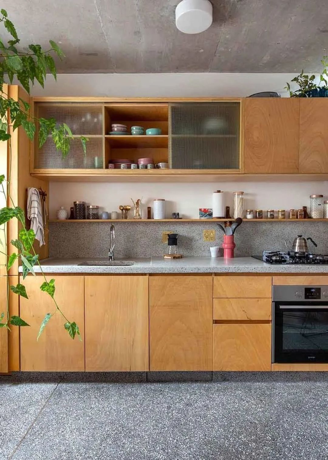 因此欧美,日本厨房设计里有一个装修趋势,就是在厨房吊柜下方再加装