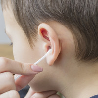 男童长期不掏耳屎，不得不全麻手术！最伤宝宝耳朵的4件事，看看你有在做吗