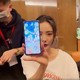 杨幂晒realme GT真机，正面左上角挖孔屏、背部矩阵相机