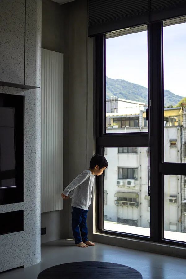 台北这座92.4平米的住宅，从浪漫的波纹板开始，由百搭的黑白灰结束