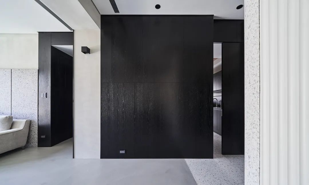 台北这座92.4平米的住宅，从浪漫的波纹板开始，由百搭的黑白灰结束