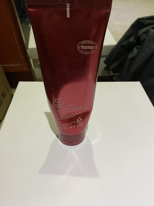 面部清洁，紧致皮肤——伊思红参蜗牛洗面奶