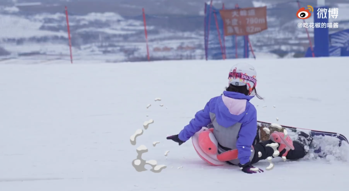 东北人王冰冰首次挑战单板滑雪,网友:连摔倒的样子都很甜