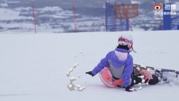 东北人王冰冰首次挑战单板滑雪，网友：连摔倒的样子都很甜