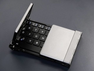 小巧便携的BOW航世折叠蓝牙键盘