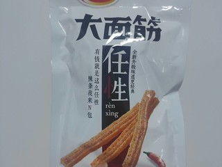 又吃辣条啦。吃辣条的快乐。