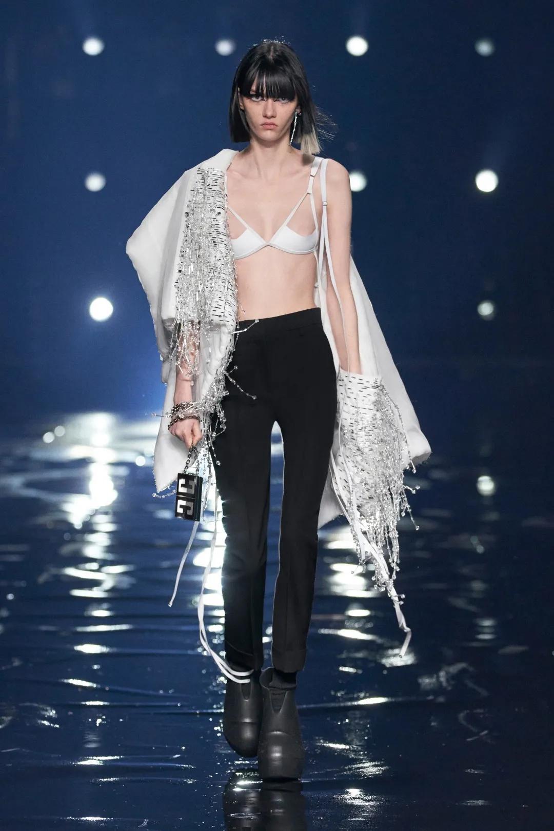 欧阳娜娜范丞丞会穿的Givenchy是什么样？