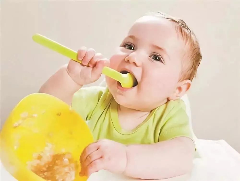 宝宝辅食如何过渡到家常饮食？米粉和奶粉怎么搭配？（附辅食添加进程表）