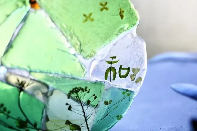 美哭！艺术家用海边捡来的垃圾玻璃收藏野花，背后藏着的竟然还是日本四百年的传统工艺？！