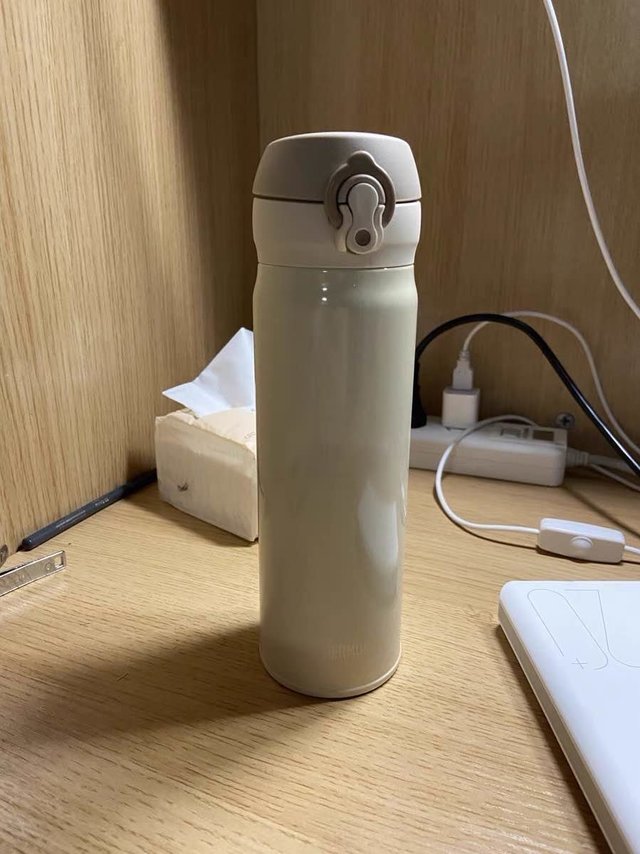 保温杯里泡枸杞