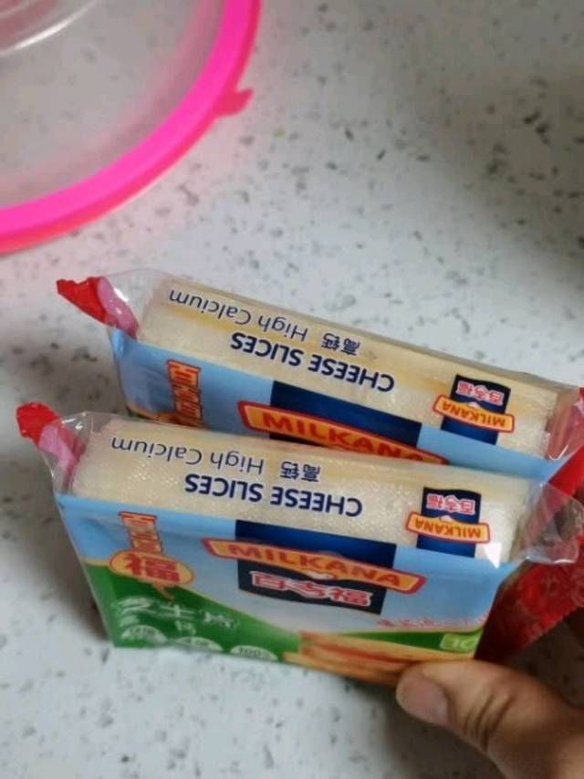 早餐好食物，芝士面包+牛奶