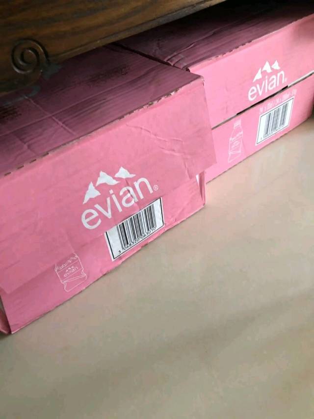 水中贵族，依云天然矿泉水