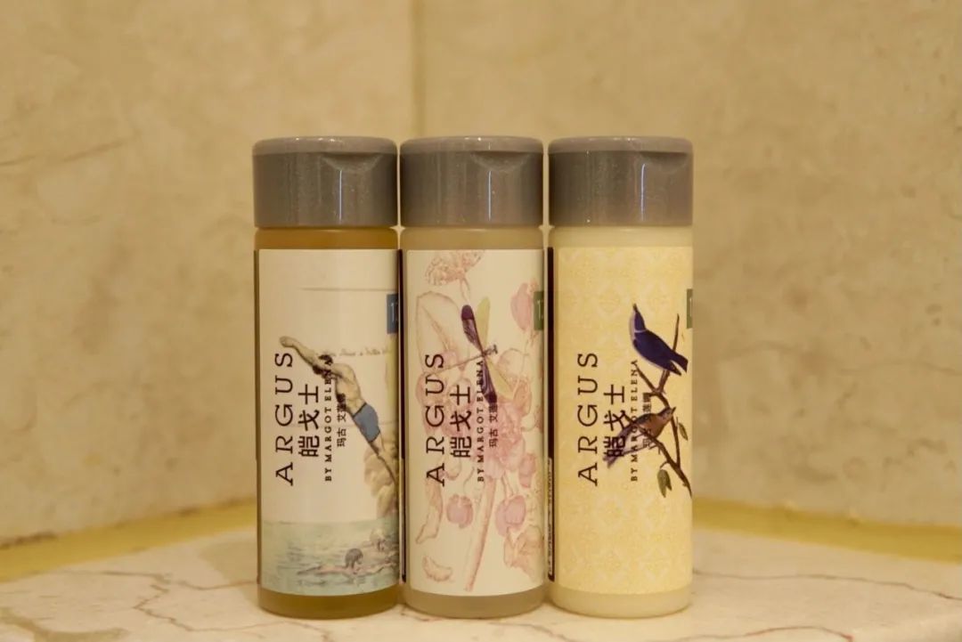 洗发水/沐浴露/身体乳/肥皂都是argus(皑戈士)的,另外还赠送小瓶漱口