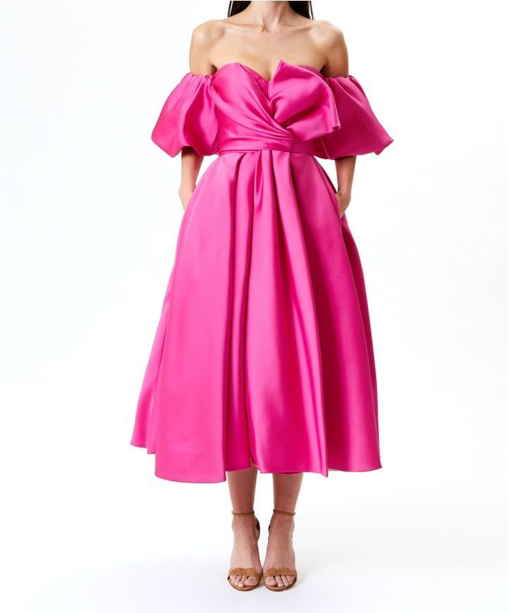 唐艺昕身穿粉色泡泡裙，优美的肩颈线条，有被美到~