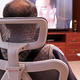 给父母买一张人体工程学椅子，让他们看电视更舒服
