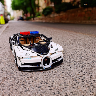 篇一百四十四:为了在超跑警车里自拍,迪拜飙车党也是拼了……布加迪