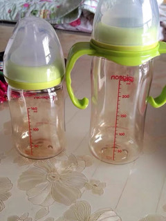 这是一款帮宝宝实现乳头与奶嘴间的转化奶瓶