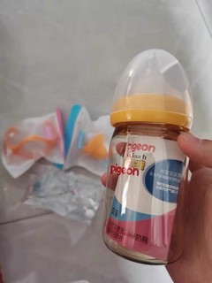 这是一款帮宝宝实现乳头与奶嘴间的转化奶瓶